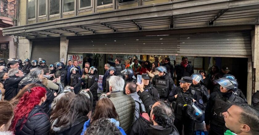 Denuncian que desde que asumió Milei no le pagaron el sueldo a los docentes y no docentes de la Universidad de las Madres de Plaza de Mayo