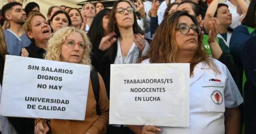 Abrazo simbólico en el Hospital de Clínicas: trabajadores reclaman por atraso salarial y falta de financiamiento