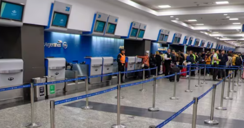 En medio del congelamiento salarial y las protestas, el PRO presentó un proyecto para privatizar Aerolíneas Argentinas