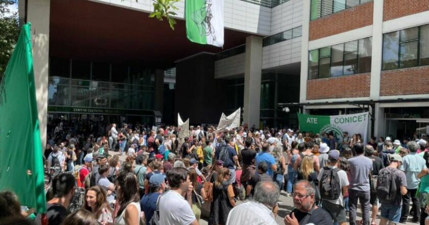 Investigadores de CONICET harán una jornada nacional de lucha y movilizarán a Jefatura de Gabinete para que Francos cese los despidos y habilite el ingreso de personal