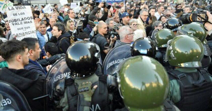 El Gobierno de Milei volvió a reprimir a los jubilados frente al Congreso y Francos levantó su exposición en Diputados