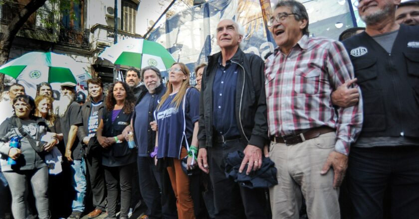 «Este pueblo maravilloso defiende la escuela, la educación y la universidad y no va a abandonar las calles», sostuvo Hugo «Cachorro» Godoy