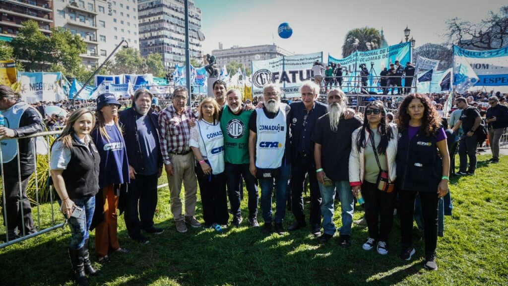 "Este pueblo maravilloso defiende la escuela, la educación y la universidad y no va a abandonar las calle", sostuvo Hugo "Cachorro" Godoy