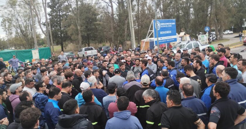 Multitudinaria movilización por las calles de Río Tercero contra el cierre de la Petroquímica: «Esto son los 90´s recargados»