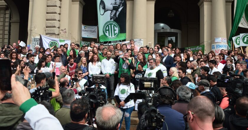 Tras el sostenimiento del Bonaparte, ATE agudiza la lucha en Salud y moviliza al ex Hospital Rawson: «La salud pública sigue estando en riesgo»