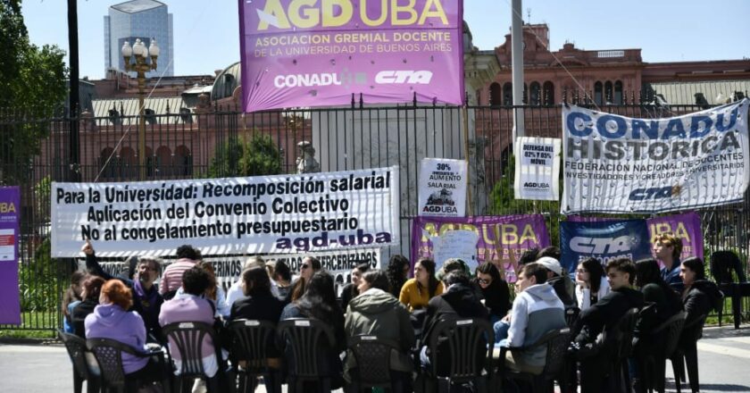 Docentes de la UBA darán clases públicas frente al despacho de Javier Milei en la Casa Rosada