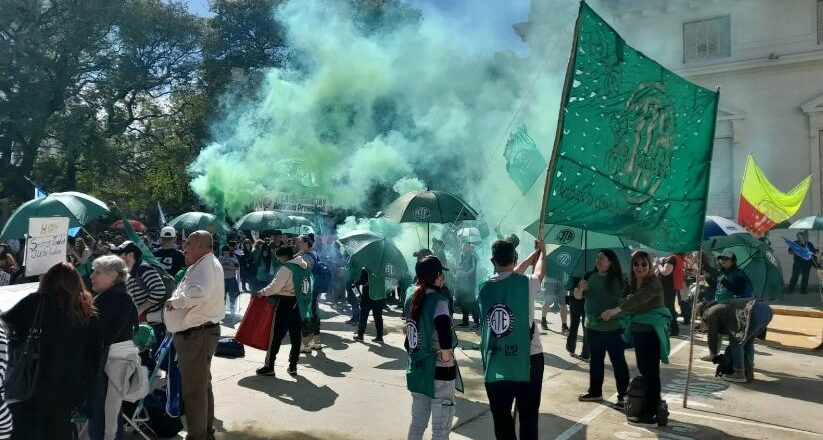 Allanan casas de referentes sindicales y sociales en Santa Fe por protestar contra la reforma previsional: ya hay cuatro detenidos