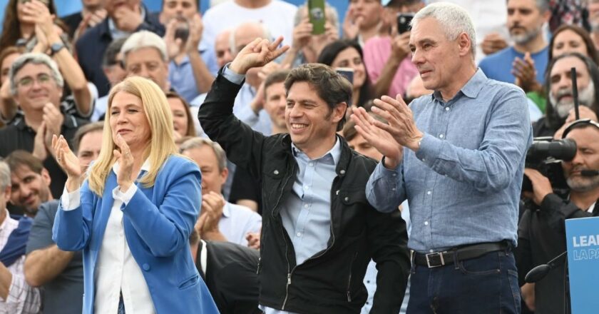 Axel Kicillof en Berisso, rodeado de dirigentes sindicales, valoró al movimiento obrero y respaldó a Cristina en la causa Vialidad: «Unidad, unidad, unidad»