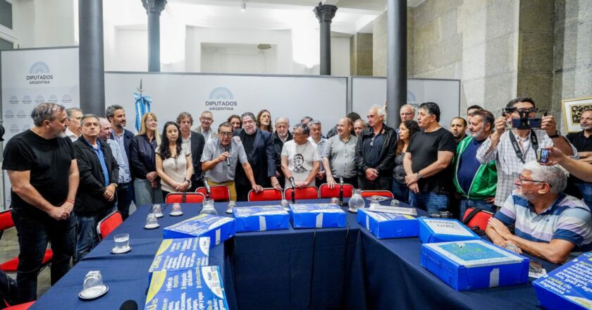 Las CTA y otras 60 organizaciones presentaron firmas en el Congreso contra el mega DNU de Milei: «Es una reforma constitucional de hecho y marcaba que el Ejecutivo buscaba la suma del poder público»