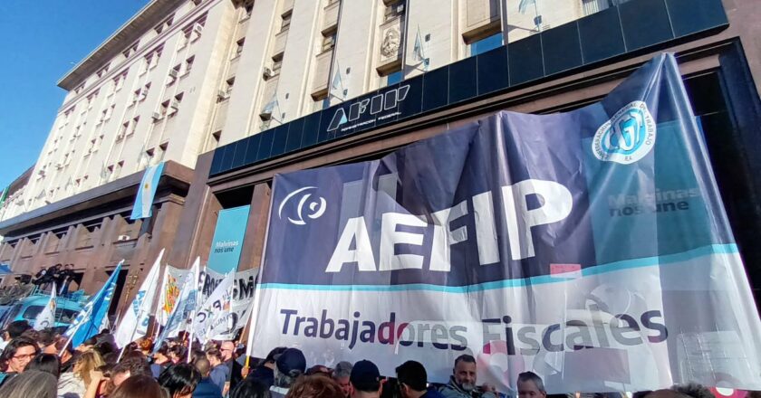 El gremio de la AFIP proyecta un plan de lucha para resistir los despidos y advirtió que la disolución del organismo es «un premio a los evasores»