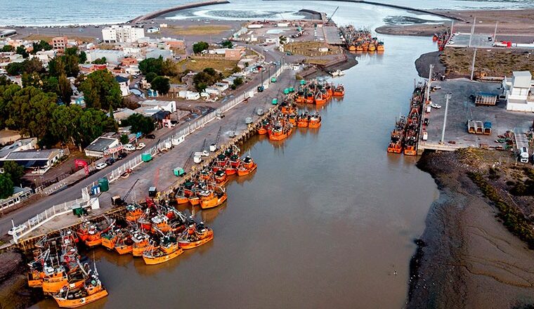 El Sindicato de Conductores Navales exhortó al gobierno de Chubut a negociar paritarias y advirtió que peligra el inicio de la temporada de pesca