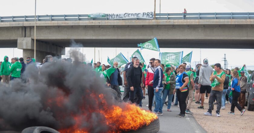 Corte de ruta en Córdoba en defensa de la Fabricaciones Militares y Petroquímica Río Tercero