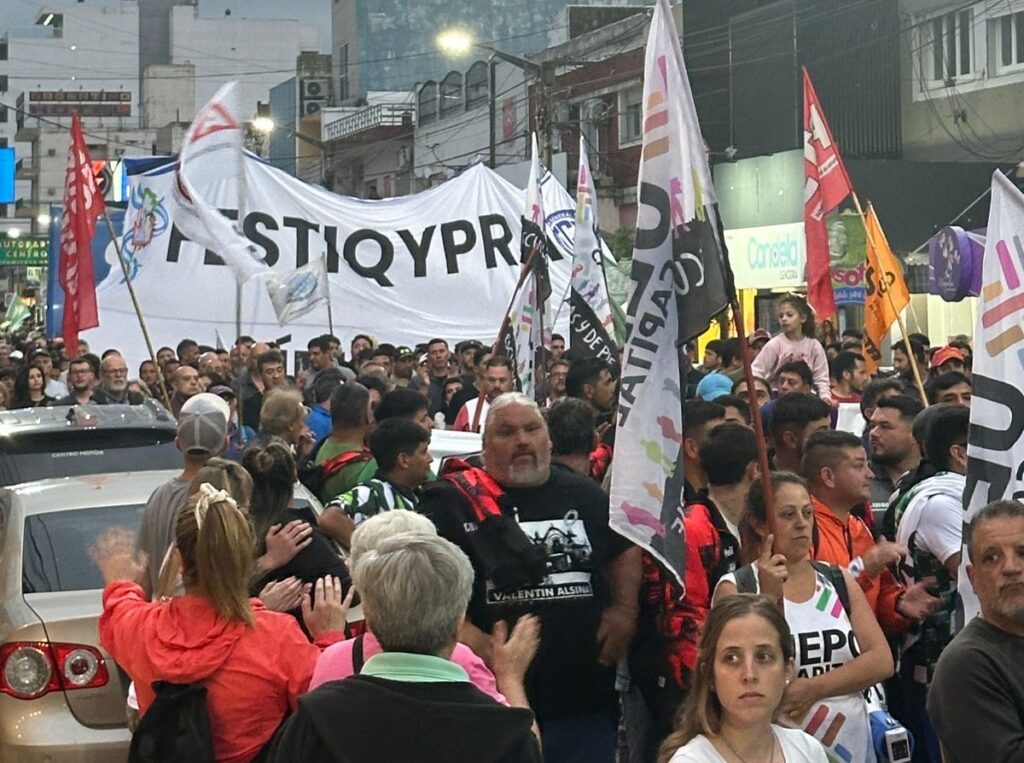 Multitudinaria movilización por las calles de Río Tercero contra el cierre de la Petroquímica: "Esto son los 90´s recargados"