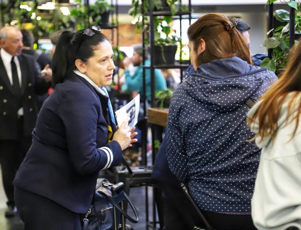 Aeronavegantes entregaron  volantes y stickers a los pasajeros para transmitir el momento que están atravesando los trabajadores de Aerolíneas Argentinas