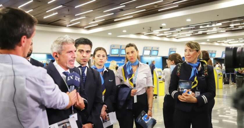 Aeronavegantes entregaron  volantes y stickers a los pasajeros para transmitir el momento que están atravesando los trabajadores de Aerolíneas Argentinas