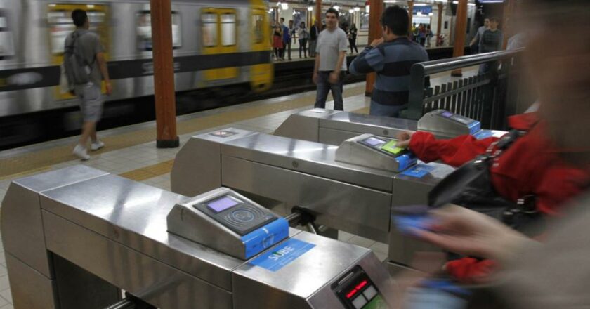 Los trabajadores del subte abrieron los molinetes de la línea B en apoyo a los estudiantes movilizados y para repudiar el aumento del boleto