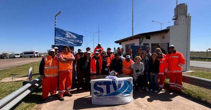 Trabajadores Viales Nacionales realizaron un abrazo simbólico a las 24 sedes del organismo contra el desfinanciamiento de Vialidad Nacional