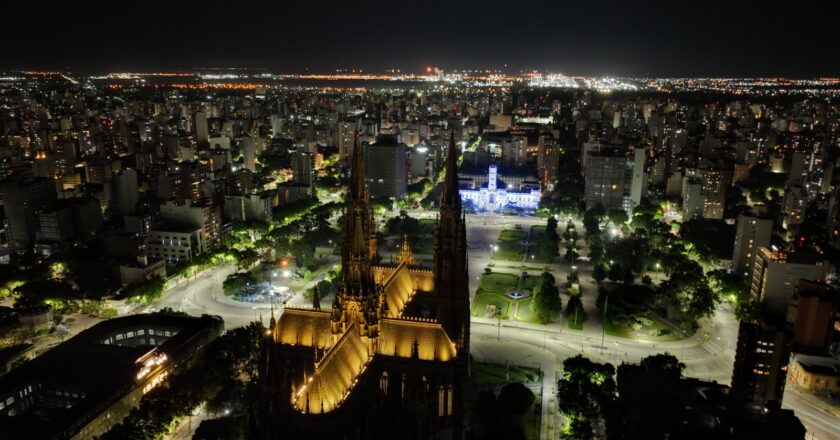 La Catedral de La Plata se llena de luz y su campanario de música otra vez