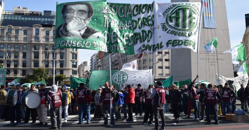 ATE Capital también moviliza este jueves para reclamarle a Macri y Milei: «Estamos hartos de las paritarias de hambre, estamos hartos de sufrir la violencia de renovación de contratos trimestral»