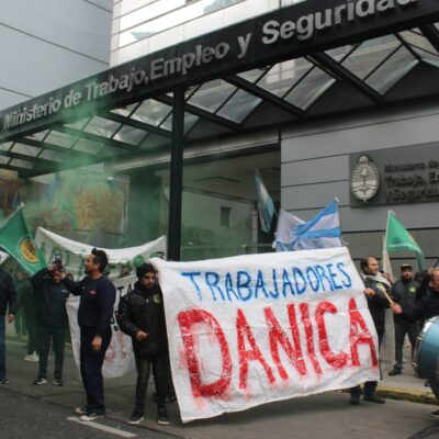 Obreros de Dánica se movilizan al Ministerio de Trabajo bonaerense: «Amenazan con un cierre y quieren dejar a 150 familias en la calle»