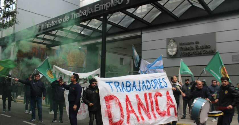 Obreros de Dánica se movilizan al Ministerio de Trabajo bonaerense: «Amenazan con un cierre y quieren dejar a 150 familias en la calle»