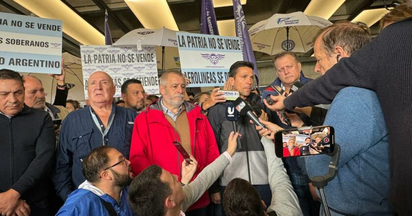 La confederación de gremios del transporte CATT respaldó a los aeronáuticos y repudió al Gobierno por militarizar los aeropuertos en el marco de un conflicto laboral