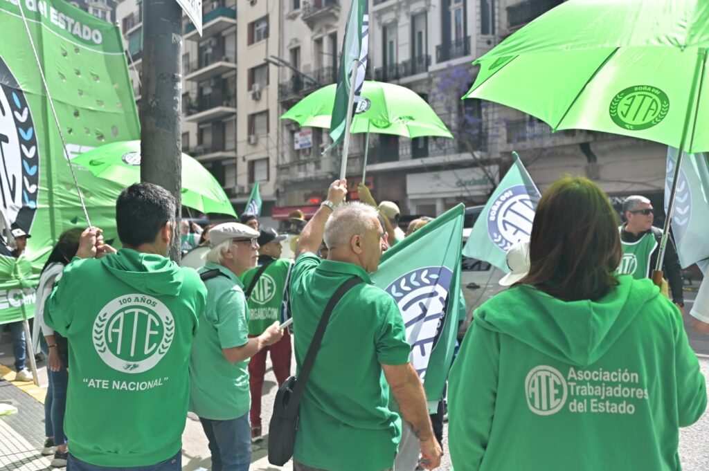 En rechazo a los exámenes de idoneidad y el recorte salarial, ATE realizará un plenario para definir nuevas protestas "para torcerle el brazo al Gobierno"