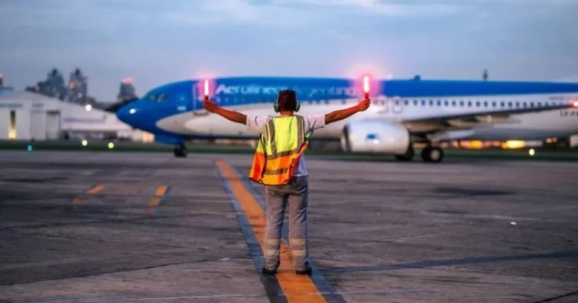 Los sindicatos aeronáuticos seguirán negociando el lunes pero ya les adelantaron que «la decisión del gobierno es cerrar Aerolíneas»