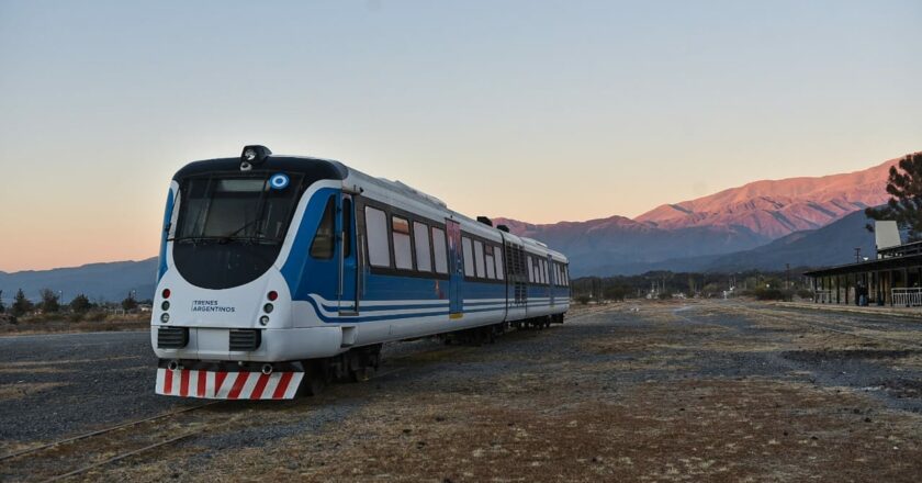 Despidieron a 19 ferroviarios en Salta a través de Whatsapp y temen que haya más casos: «Ya lo vivimos con la privatización llevada a cabo por Menem y terminó destruyendo nuestra ciudad»