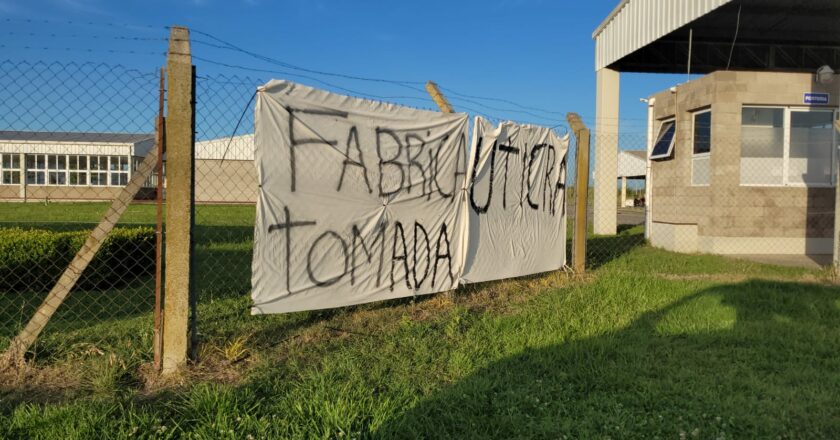 Sus 170 trabajadores tomaron la fábrica de zapatillas de alta tecnología Bicontinentar: Deben salarios y hay alarma de cierre