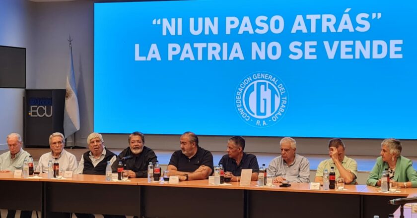 Hugo Moyano fue a la Mesa Chica de la CGT, desautorizó la posición de Pablo Moyano y respaldó la estrategia de «negociar» con el Gobierno libertario