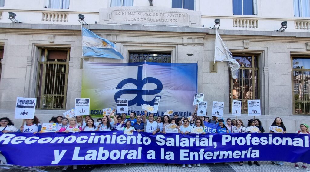 Enfermeros porteños marcharon para reclamar la inclusión de la actividad en el régimen de profesionales de la salud y acusaron a la Justicia de ser "dependiente del poder de turno"