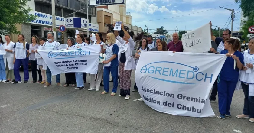 Médicos de Chubut van a una huelga por 48 horas y sólo garantizan las guardias mínimas: «el valor de una hora médica en la guardia de urgencia es menor al de una Coca Cola»