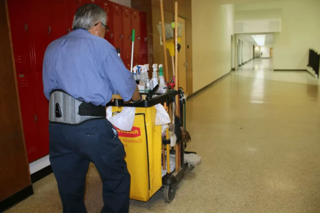 Empresa de limpieza que presta servicios en el Estado le quieren cobrar a sus trabajadores por tomar agua de los dispenser