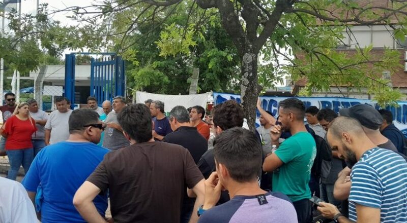 La empresa y Trabajo «ofrecieron» reincorporar sólo a 4 de los 10 despedidos de Linde Praxair y se mantiene abierto el conflicto