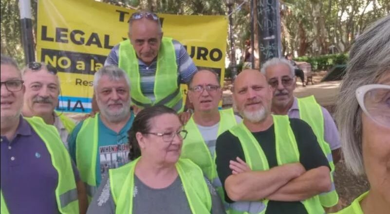 Con inspiración en las Abuelas de Plaza de Mayo, taxistas de Rosario hacen rondas de volanteadas para concientizar sobre el transporte ilegal