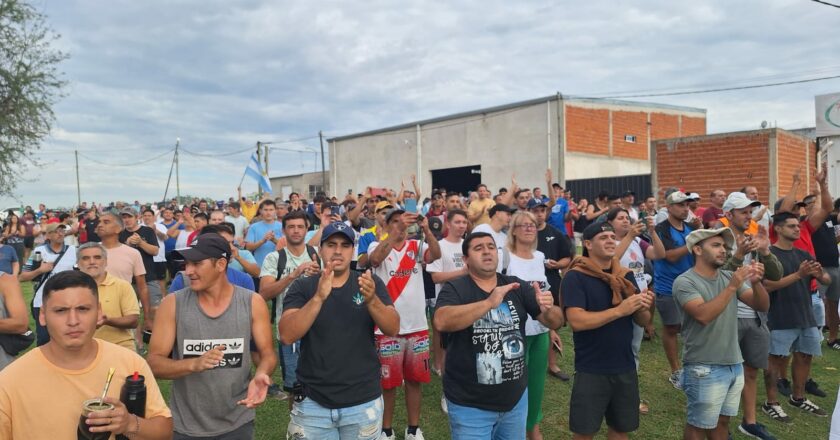 Tensión frente a planta de Granja Tres Arroyos en multitudinario reclamo por la reincorporación de los despidos