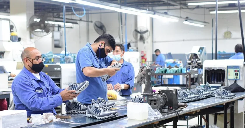 Topper anunció despidos en su planta de Tucumán y se expande la crítica situación en la industria del calzado