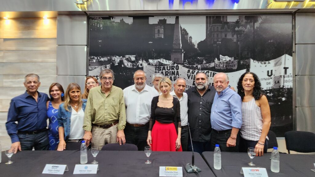 "Se llame como se llame la derecha en el mundo, Trump, Meloni, Orbán, Milei, Bolsonaro, tienen dos objetivos claros: atacar al feminismo y al sindicalismo", dijo Yolanda Díaz en su encuentro con las 3 centrales sindicales