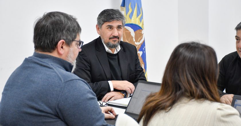 Santa Cruz recibió a docentes y trabajadores de puertos para avanzar con las paritarias