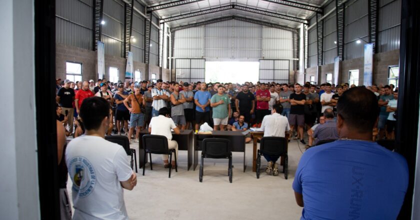 En una asamblea que terminó a las piñas, Granja Tres Arroyos le bajó el sueldo a sus empleados a cambio de moderar los despidos masivos