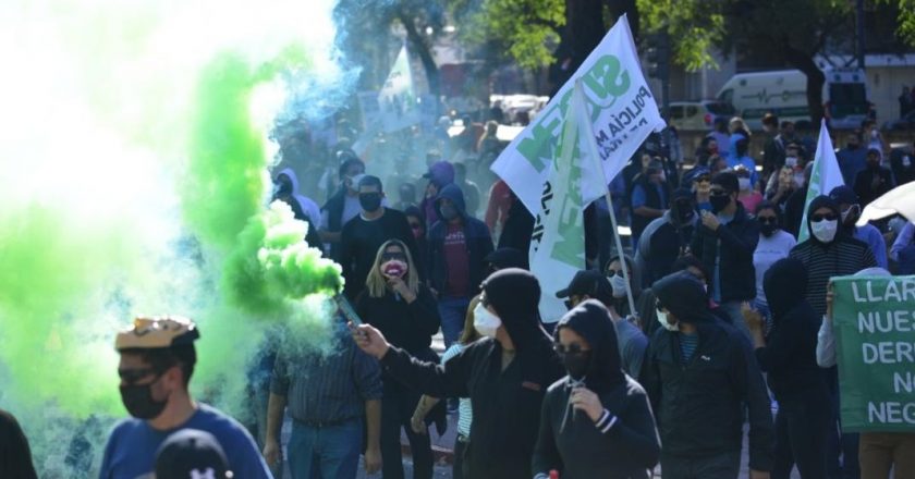 Se calienta el conflicto municipal cordobés y detienen a 4 empleados por «actos de violencia» en una protesta