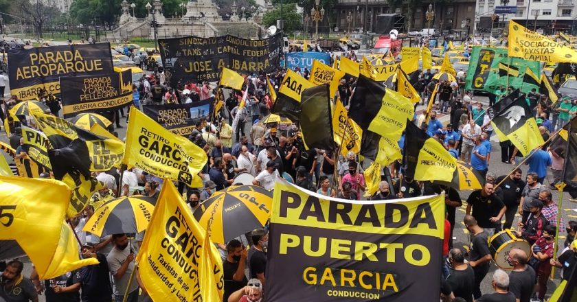 Con el respaldo de Moyano y los gremios del transporte, los taxistas movilizaron contra «aplicaciones de transporte ilegal»